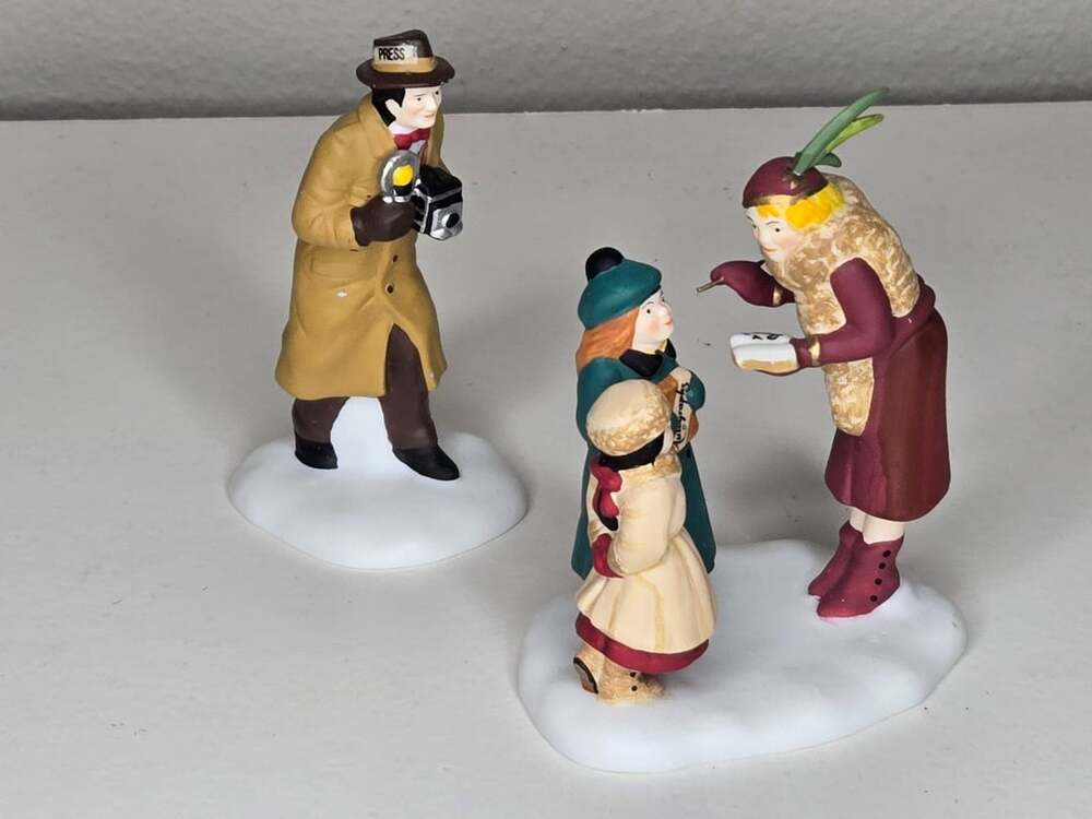 Department 56 Heritage Village Big Smile For The Camera Figurine Set 58900